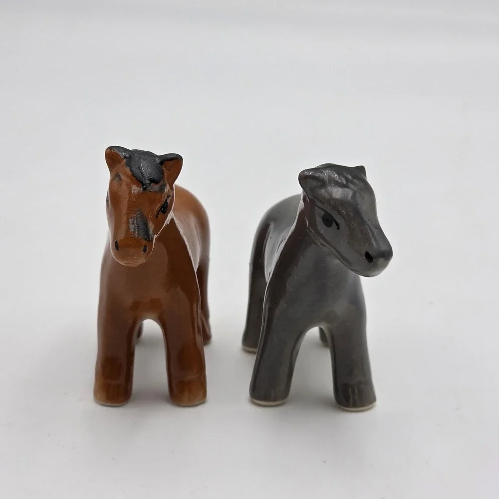 Cracker Barrel Ceramic‎ Mini Horse Salt/Pepper Shaker Set